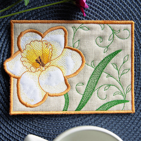 Bloom Mug Rug - Daffodil (In-the-Hoop)
