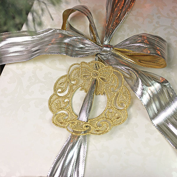 Holiday Wreath Gift Topper (Lace)