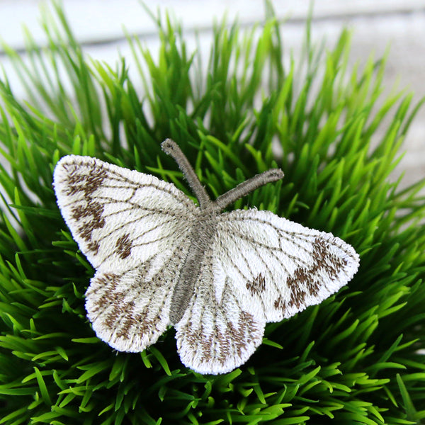 Free-Flying Checkered White (In-the-Hoop)