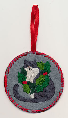 Christmas Cat with Wreath Ornament (In-the-Hoop)