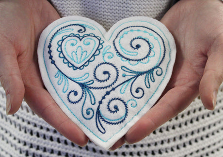 Winter Hand Warmer Heart (In-the-Hoop)