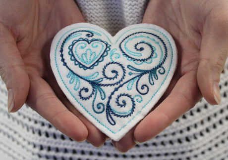 Winter Hand Warmer Heart (In-the-Hoop)