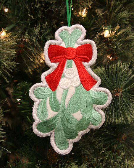 Heirloom Stuffed Ornament - Mistletoe (In-the-Hoop)
