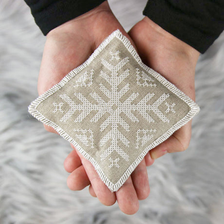 Nordic Snowflake Handwarmer 2 (In-the-Hoop)