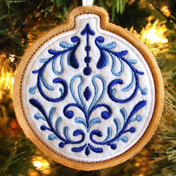 Delft Blue Christmas Cookie - Ornament (In-the-Hoop)